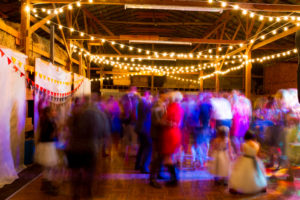 Mariage conviviale avec lumières décoratives ! location-lumiere-reception-mariage-bretagne